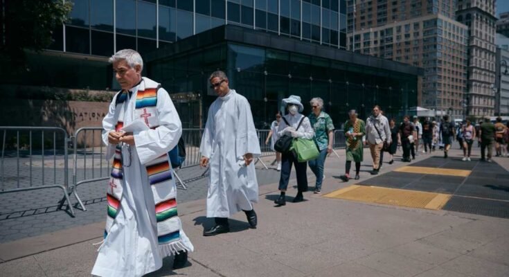 Az aktivisták tartják a "Jericho séta" A bevándorlók támogatására Jacob K. Javits szövetségi épületbe 2025 júniusában, New York -ban.