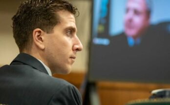 Bryan Koberger 2023. október 26 -án hallgatta a közönséget Moszkvában, Idaho -ban.
