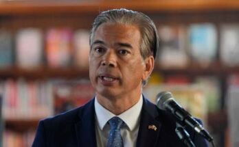 Rob Bonta kaliforniai ügyész egy sajtótájékoztatón San Francisco -ban, 2024. december 4 -én. A BONTA az állam 20 ügyészét vezeti a szövetségi egészségügyi tisztviselők megakadályozására, hogy megosztják a Medicaid és a DHS bevándorlás alkalmazására.