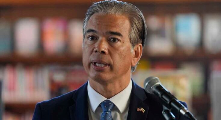 Rob Bonta kaliforniai ügyész egy sajtótájékoztatón San Francisco -ban, 2024. december 4 -én. A BONTA az állam 20 ügyészét vezeti a szövetségi egészségügyi tisztviselők megakadályozására, hogy megosztják a Medicaid és a DHS bevándorlás alkalmazására.