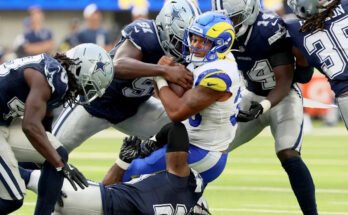 Ballon Rams Jarquez Huntert a szezon előtti mérkőzés során Dallas Cowboys védelme kezel.