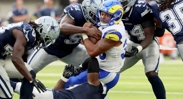Ballon Rams Jarquez Huntert a szezon előtti mérkőzés során Dallas Cowboys védelme kezel.