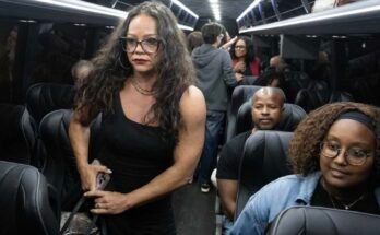 A texasi állam jogalkotói a buszon a buszon egy sajtótájékoztatón a Daming megyei Demokrata Párt székhelyén, 2025. augusztus 03 -án, az illinoisi Carol Streamben. A demokratikus jogalkotók csoportja a nap elején elhagyta az államot, így a kvórumot nem lehetett csatlakozni egy speciális ülés során, amelyben felhívták az állam átirányítását.