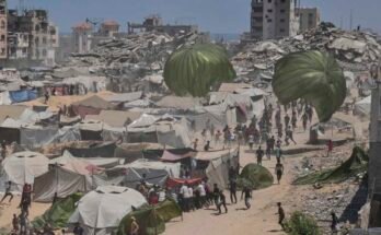 A palesztinok 2025. augusztus 7 -én rohannak humanitárius segélyek gyűjtésére, amelyeket ejtőernyők terjesztettek Gázai városában.