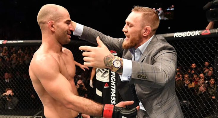 Öv, Észak -Írország - november 19.: (LR) Artem Lobov, Oroszország, a Teamamte -val és az UFC bajnokával, Conor McGregor -nal, miután az ISHIHARA -ban az ISHIHARA TEALÁLISÁGA TEALÁLISÁGA A 2016. november 19 -i UFC harci este alatt, Beltfast, Észak -Írországban. Lobov egyhangú döntéssel verte Ishihara -t. (Fotó: Brandon Magnus / Zuffa LLC / Zuffa LLC a Getty Images -en keresztül)