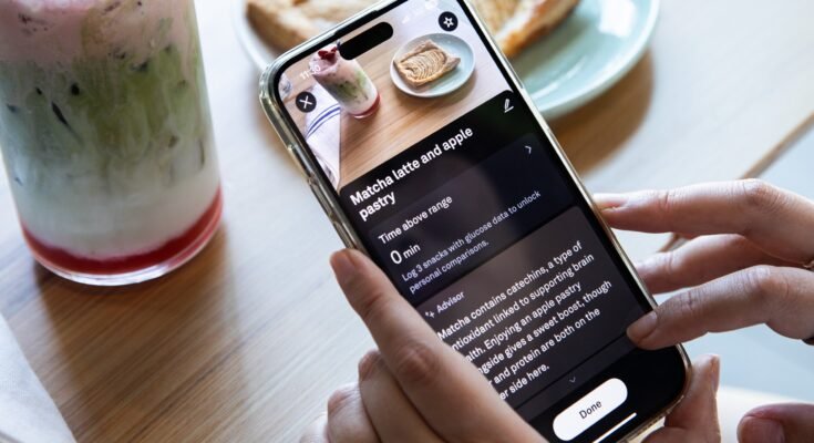 A személy beolvas egy matcha latte -t és egy almás tésztát a oUta gyűrűs alkalmazásban