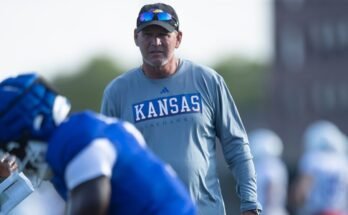 A Kansas labdarúgó edzője elindítja a Leipoldot, reagál az őszi tábor súrolására