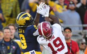 A Michigan Wolverines labdarúgó -biztonsági Rod Moore Moore csodálatosan megvédte az alabama elleni passzot 2023 -ban.