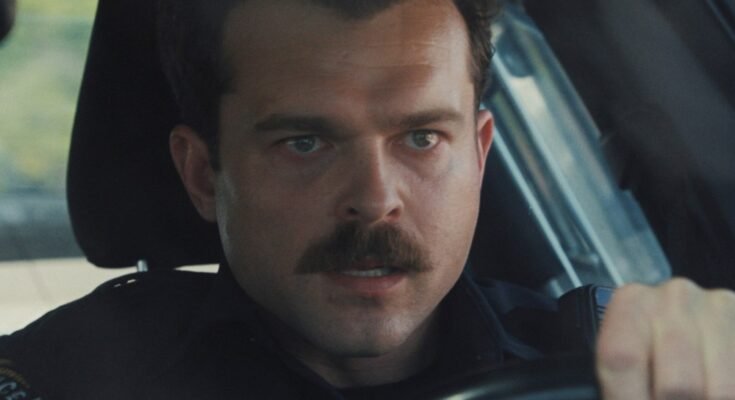 "Fegyverek" csillag Alden Ehrenreich fegyveres erőszakról, bajuszról és még sok másról