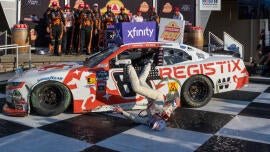 Connor Zilisch szenved a törött gallércsonttól, miután a NASCAR Xfinity verseny után a kocsiból esett a győzelem sávban.