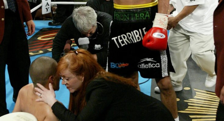 Dr. Goodman segít "Bobby Fiú" Fernando Velardez 2003 -ban, míg ellenfele, Erik Morales, a TKO győzelmét ünnepli közepén. (Reuters / Steve Marcus SM / GAC)