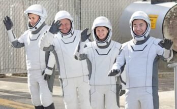 Pénteken a legénység küldetéséből származó űrhajósok pénteken indulnak a Kennedy Űrközpontban, a Cape Canaveralban, a Cape Canaveralban. Balról jobbra, a Roscosmos űrhajós, Oleg Platonov, a NASA űrhajós, Mike Fincke, a NASA űrhajós, valamint a Zena Cardman misszió parancsnoka és Jaxa Kimiya Yui űrhajós. A legénység legalább hat hónapig él és dolgozik a Nemzetközi Űrállomáson.