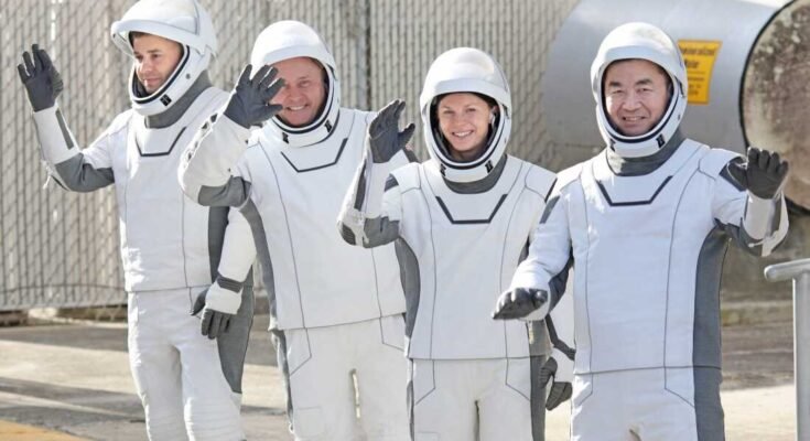 Pénteken a legénység küldetéséből származó űrhajósok pénteken indulnak a Kennedy Űrközpontban, a Cape Canaveralban, a Cape Canaveralban. Balról jobbra, a Roscosmos űrhajós, Oleg Platonov, a NASA űrhajós, Mike Fincke, a NASA űrhajós, valamint a Zena Cardman misszió parancsnoka és Jaxa Kimiya Yui űrhajós. A legénység legalább hat hónapig él és dolgozik a Nemzetközi Űrállomáson.