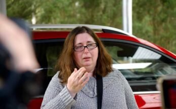 Erin Patterson 2023 augusztusában beszél az újságírókkal.