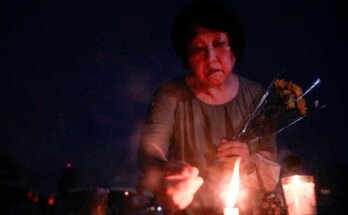 A Béke Emlékpark látogatóinak izzója az emlékműhely előtt, amely a második világháború amerikai atombombázásának 80. évfordulójának 80. évfordulóját jelöli Hiroshimában, 2025. augusztus 6 -án, szerdán, Japánban.