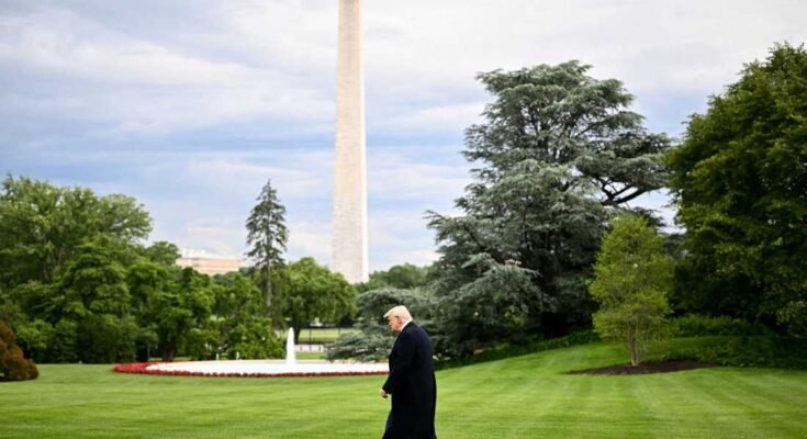 Donald Trump elnök elképzelte, hogy a Marine felé sétál, hogy májusban elhagyja a Fehér Házot, a W -vel