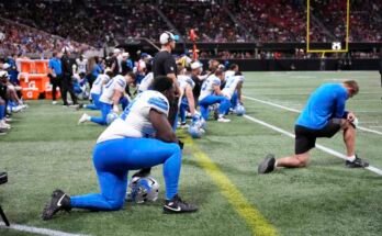 A Detroit Lions játékosai térdre lépnek, miután Morice Norris megsérült az Atlanta Falcons ellen az NFL szezon előtti labdarúgó-mérkőzés második felében, pénteken, Atlantában.