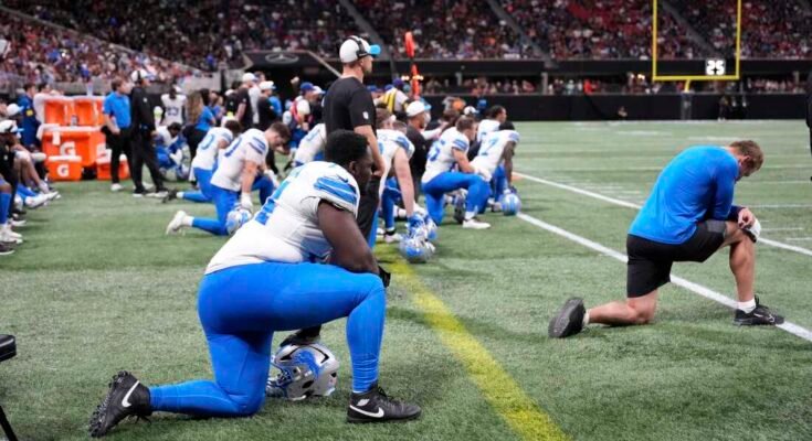 A Detroit Lions játékosai térdre lépnek, miután Morice Norris megsérült az Atlanta Falcons ellen az NFL szezon előtti labdarúgó-mérkőzés második felében, pénteken, Atlantában.