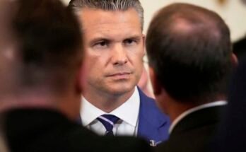 Pete Hegseth védelmi titkára egy rendezvényen vesz részt, amely a Nemzeti Purple Heart Napját jelöli a Fehér Ház keleti szobájában, 2025. augusztus 7 -én, Washingtonban.
