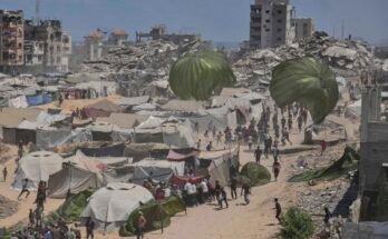 A palesztinok 2025. augusztus 7 -én rohannak humanitárius segélyek gyűjtésére, amelyeket ejtőernyők terjesztettek Gázai városában.