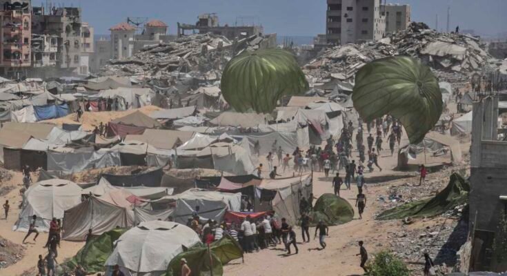 A palesztinok 2025. augusztus 7 -én rohannak humanitárius segélyek gyűjtésére, amelyeket ejtőernyők terjesztettek Gázai városában.