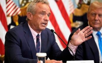 Jr. Robert F. Kennedy Egészségügyi és Szociális Szolgáltatások titkára beszél, míg Donald Trump elnök egy olyan eseményt hallgat, amely elősegíti az amerikaiak számára a Fehér Házban található orvosi nyilvántartásukhoz való hozzáférés javítását célzó javaslatának előmozdítása érdekében, 2025. július 30 -án, szerdán, Washingtonban.
