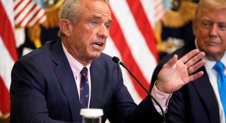 Jr. Robert F. Kennedy Egészségügyi és Szociális Szolgáltatások titkára beszél, míg Donald Trump elnök egy olyan eseményt hallgat, amely elősegíti az amerikaiak számára a Fehér Házban található orvosi nyilvántartásukhoz való hozzáférés javítását célzó javaslatának előmozdítása érdekében, 2025. július 30 -án, szerdán, Washingtonban.