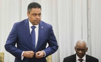Laurent Saint-Cyr (balra) részt vesz az átmeneti tanács elnökségének kinevezésének ünnepségen, csütörtökön, haiti Port-au-Prince-ben.