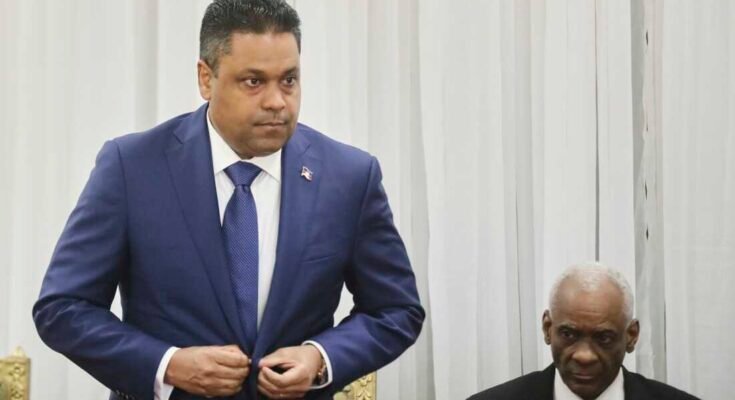 Laurent Saint-Cyr (balra) részt vesz az átmeneti tanács elnökségének kinevezésének ünnepségen, csütörtökön, haiti Port-au-Prince-ben.