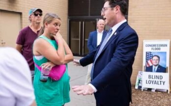 Karen Wagner, a bal oldalon, Mike Flood képviselővel beszél egy városháza előtt, a Kimball Preambulumteremben, a Nebraska Egyetem campusán, Lincolnban, Lincolnban, Nebraska, 2025. augusztus 4.