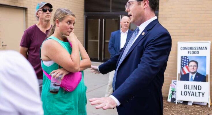 Karen Wagner, a bal oldalon, Mike Flood képviselővel beszél egy városháza előtt, a Kimball Preambulumteremben, a Nebraska Egyetem campusán, Lincolnban, Lincolnban, Nebraska, 2025. augusztus 4.