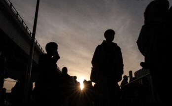 A menedékkérők várják a CBP One kinevezéseiket az amerikai hatóságokkal, mielőtt átlépték a mexikói Tijuanában, az El Chaparral bejárati kikötőjét, 2025. január 20 -án.