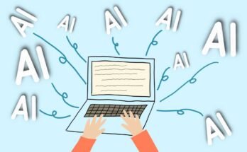 Egy pár kéz, amely gépel egy laptop billentyűzeten, amelyet az