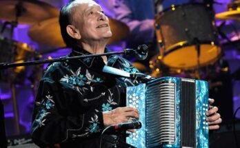 A Flaco Jimenez harmonikájának, amelyet itt láttak, a 2014. évi Americana Music Association 2014 -es kiállítási kitüntetések és díjak során a Tennessee -i Nashville -i Ryman Auditoriumban jöttek létre, hogy meghatározzák Constujo és Tejano zenéjét Dél -Texasból, egy több mint 70 évig folytatódott karrierje során.