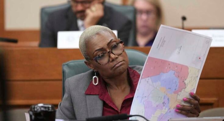 Jolanda Texas állambeli képviselő "Öröm" Jones, a demokrata, átlépte a kártyákat a kongresszus újbóli eloszlásáról a texasi Austinban, 2025. augusztus 1 -jén, pénteken. Miután a törvényjavaslat elfogadta a bizottságot, az állami demokraták elmenekültek Illinoisba és New Yorkba, hogy megszakítsák a kvorumot, és szavazzanak az új kártyákról, amelyek erősen támogatják a republikánusokat.