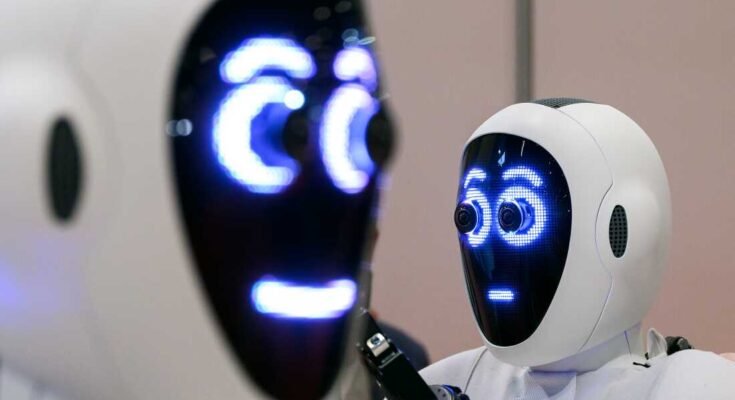 Egy pár 1x androidot mutatnak be a robotikával és az automatizálásról szóló Nemzetközi Konferencián (ICRA), az Excel -ben, 2023. május 30 -án, Londonban, Angliában.