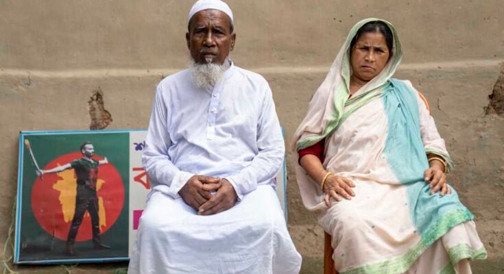 Abu Sayed, Mokbul Hussein és Monowara Khatun szülei július 30 -án ülnek a bangladesi Rangpurban, a házuk udvarán.