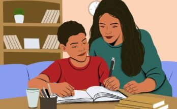 Egy illusztráció azt mutatja, hogy egy hosszú és hullámos hajú felnőtt, zöld inget visel, egy rövid, rövid hajú iskola fölé támaszkodva, vörös inget viselve, ahogy a gyermek egy szűz jegyzetfüzetben ír, valószínűleg feladatokkal dolgozik. Egy halom könyvvel borított asztalnál ülnek, egy csésze író edényekkel és egy italt. A háttérben egy háztartási környezet polcokat és nappali bútorokat mutat.