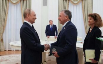 A Spoutnik orosz állami ügynökség által elterjedt úszómedence ezen fényképében Vlagyimir Putyin orosz elnök, Steve Witkoff különleges küldöttet üdvözli, mielőtt augusztus 6 -án Moszkvában folytatott tárgyalásaik előtt beszélték.