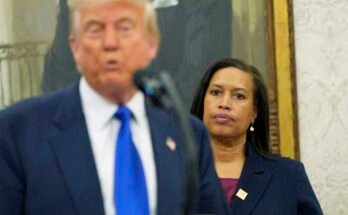 A Columbia kerület polgármestere, Muriel Bowser hallgatja Donald Trump elnököt egy olyan esemény során, amely bejelenti, hogy az NFL 2027 tervezetét a Nemzeti Bevásárlóközpontban, az Ovális Üres Irodában, 2025. május 5 -én, hétfőn, Washingtonban tartják. (AP Photo / Alex Brandon)