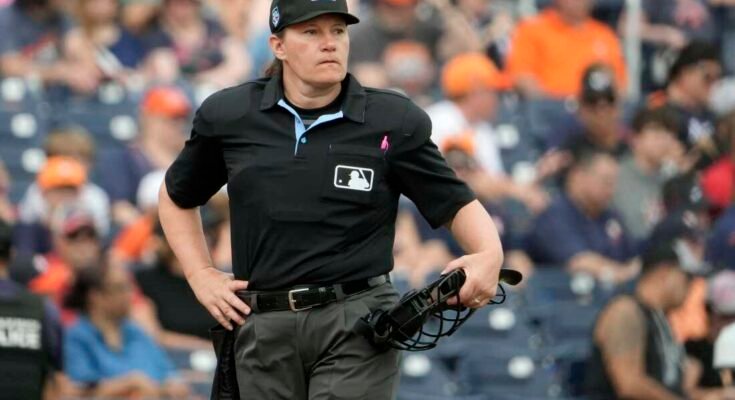 Jen Pawol, a márványbíró, a houstoni Astros és a Miami Marlins közötti tavaszi baseball -mérkőzés első fordulójában, 2024. március 10 -én, vasárnap, a floridai West Palm Beach -ben, a tavaszi baseball -mérkőzés első fordulójában veszi pozícióját.