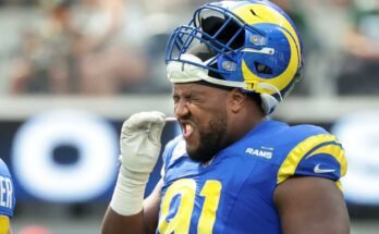 A Rams védekező szélsője, Kobie Turner, illatos sók szippantása a Packers elleni mérkőzésen a vasárnap Inglewoodban, a Sofi Stadionban. Az NFL biztonsági okokból megtiltotta az anyag használatát.