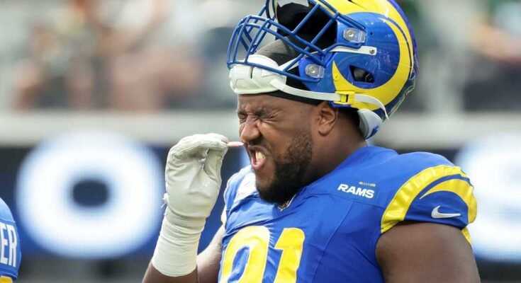 A Rams védekező szélsője, Kobie Turner, illatos sók szippantása a Packers elleni mérkőzésen a vasárnap Inglewoodban, a Sofi Stadionban. Az NFL biztonsági okokból megtiltotta az anyag használatát.